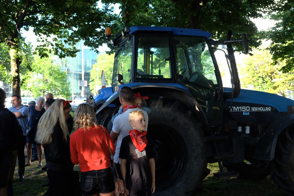 Dutch farmers clog roads on way to anti-government protest