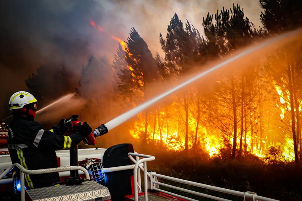 Bordeaux blazes rage, firefighting pilot killed