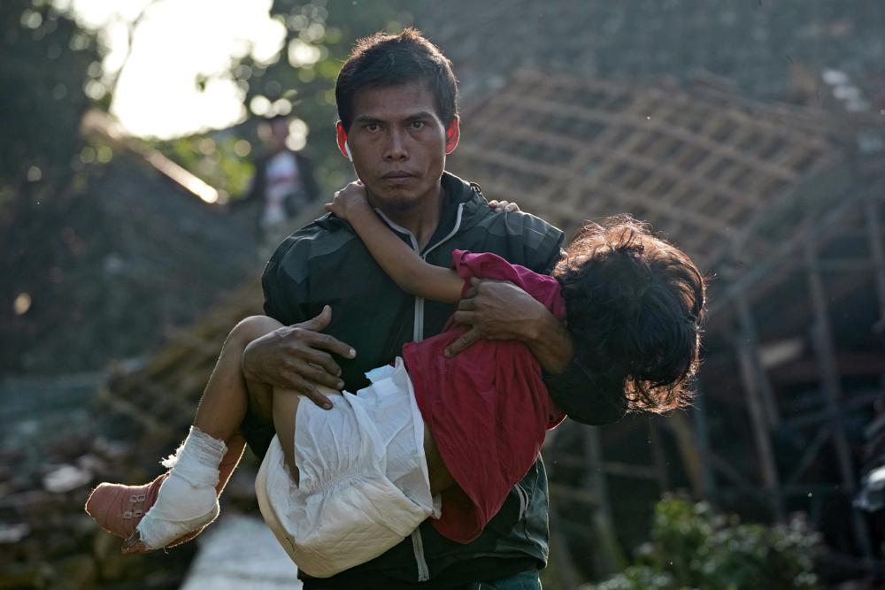 Indonesian rescuers focus on landslide as quake toll rises