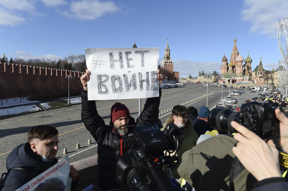 Russians hold anti-war rallies