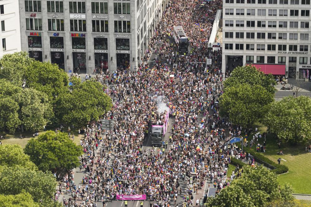 150,000 people march for LGBTQ rights in Berlin