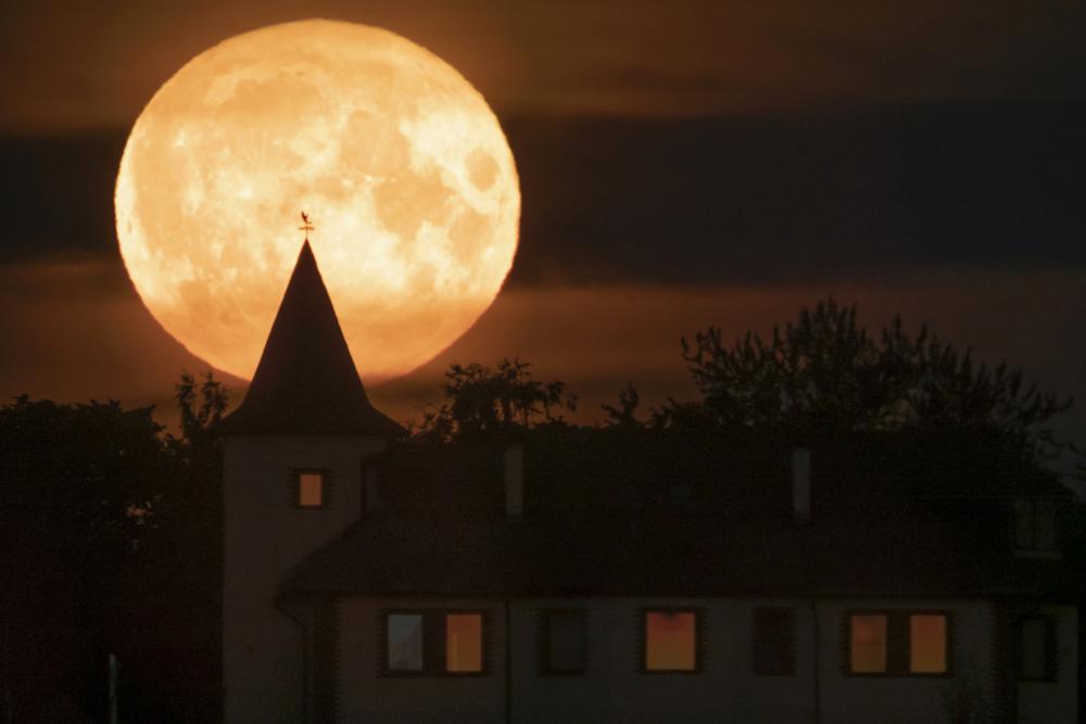 Supermoon graces skies worldwide