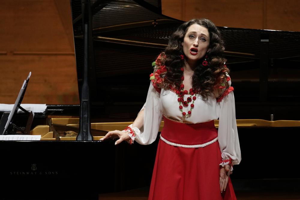 Ukrainian opera singer in Japan prays for peace