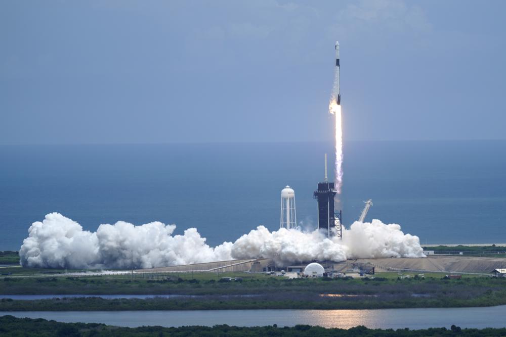 SpaceX launches solar panels to space station