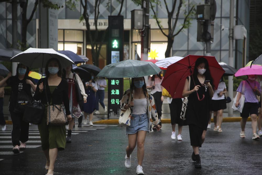 Flights restored as Typhoon Chanthu lingers off Shanghai