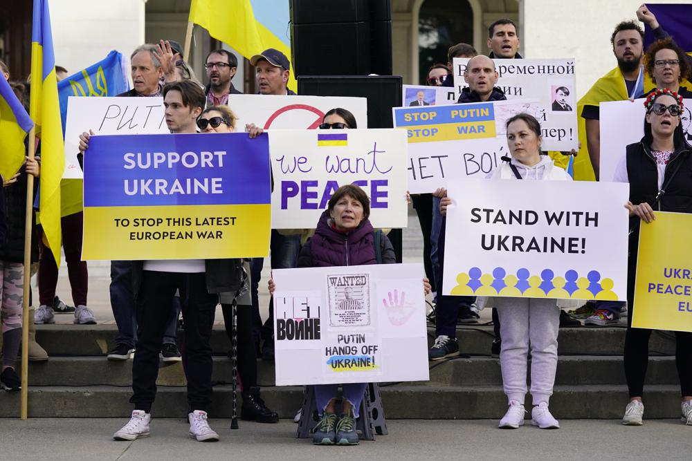 Ukrainians in US mobilize to help 100,000 refugees