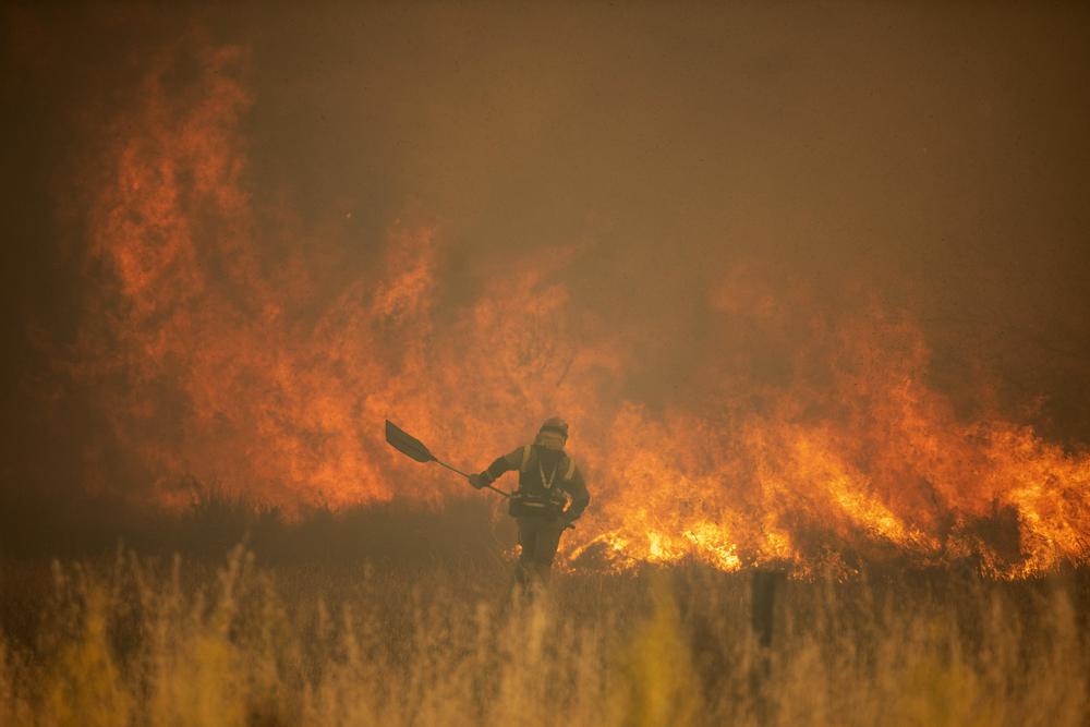 Firefighters in Spain battle blazes amid unusual heat wave