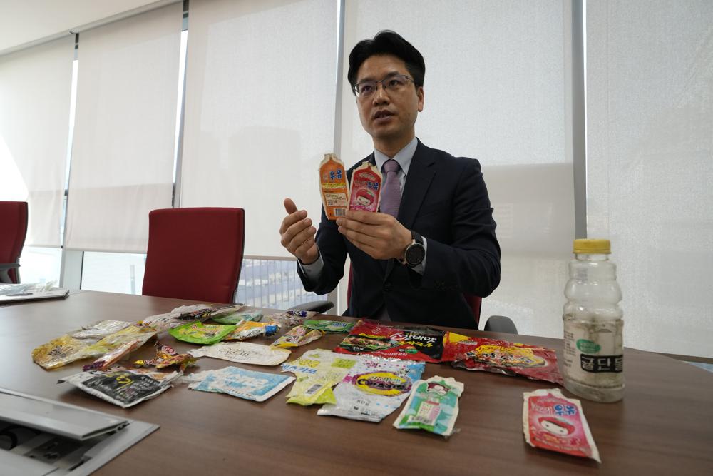 Scholar uses trash as treasure to study life