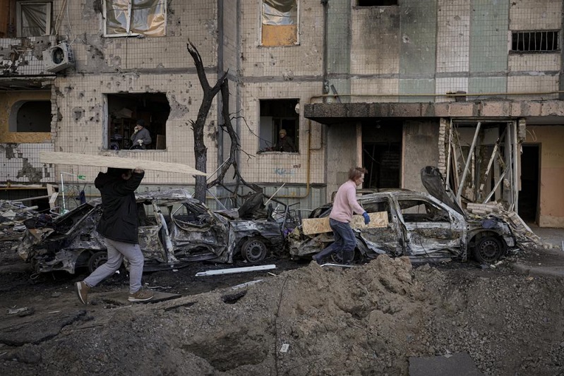 Ukraine retakes key Kyiv suburb; battle for Mariupol rages