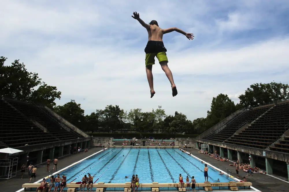 Berlin to allow swimmers go topless