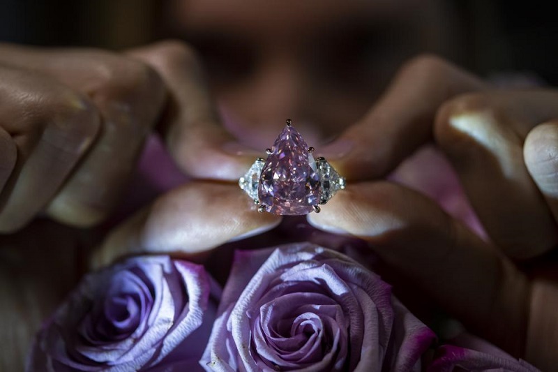 18-carat pink diamond reaps $28.8 million at Geneva auction