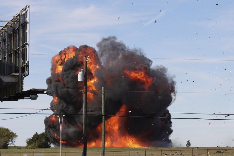 Two historic aircraft collide at Veterans Day show in Dallas