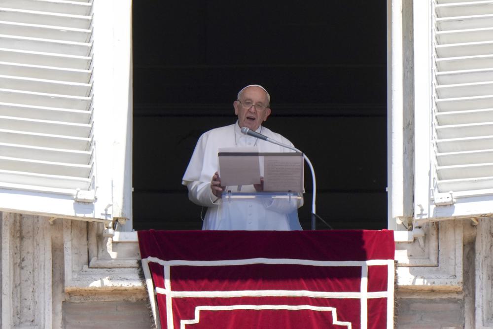 Pope bows out of annual procession due to knee pain