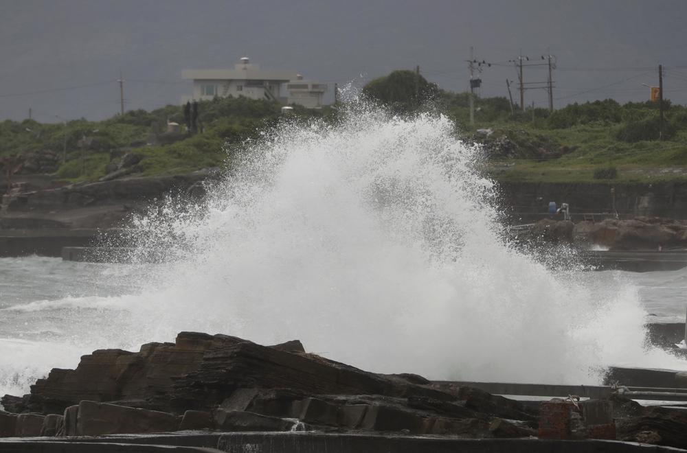 Thousands flee as super typhoon lashes Philippines