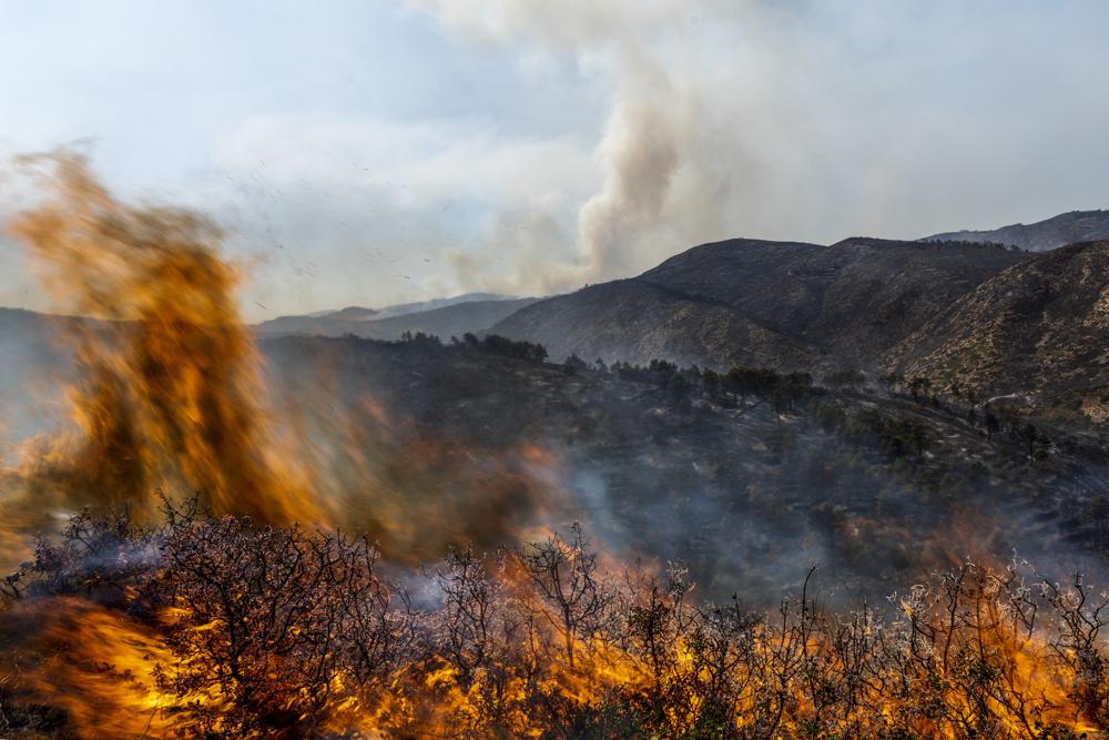 Winds drive major wildfire in Spain