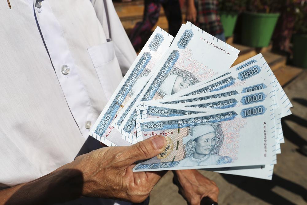 Myanmar orders foreign money changed to kyat