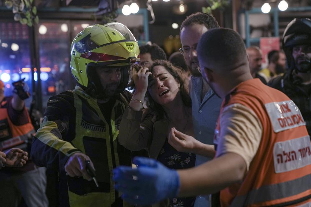 Shooter kills 2, wounds several in Tel Aviv