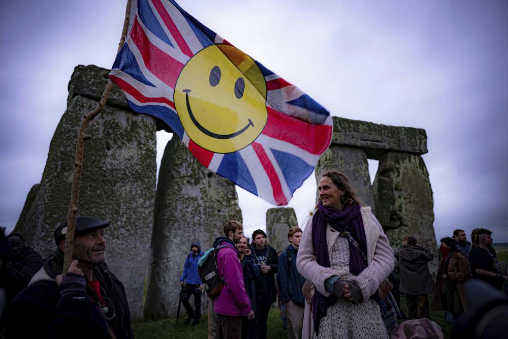 Crowds gather at Stonehenge for Solstice despite advice