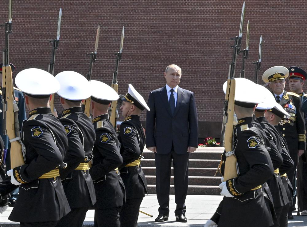 Putin hails WW II heroes, warns of degrading Europe security