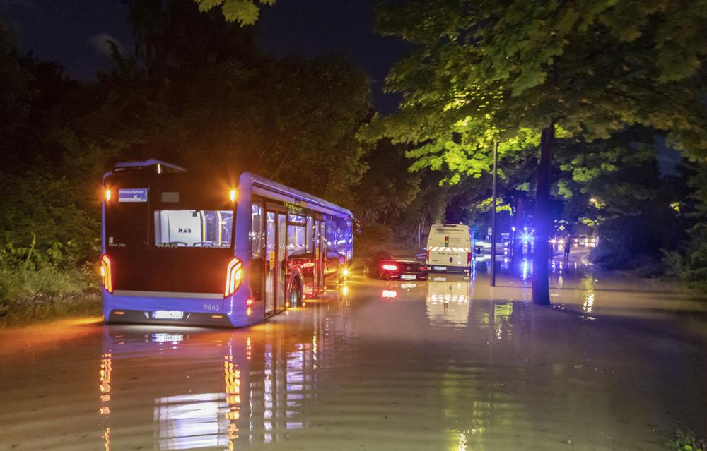 5 injured by heavy hail, Storm floods German vaccine center