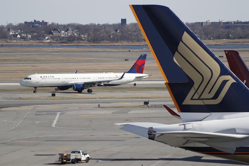 Delta loses $940 million in Q1, but bookings surge