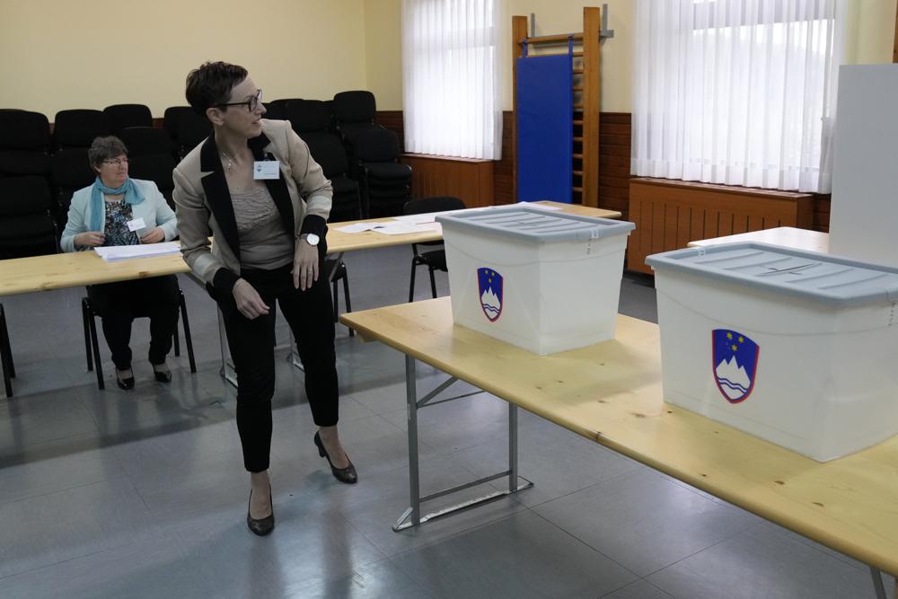 Slovenians vote in tight race