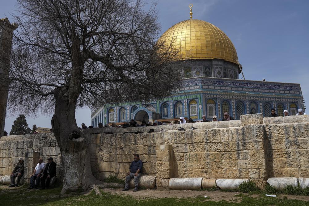 Israeli police enter tense holy site