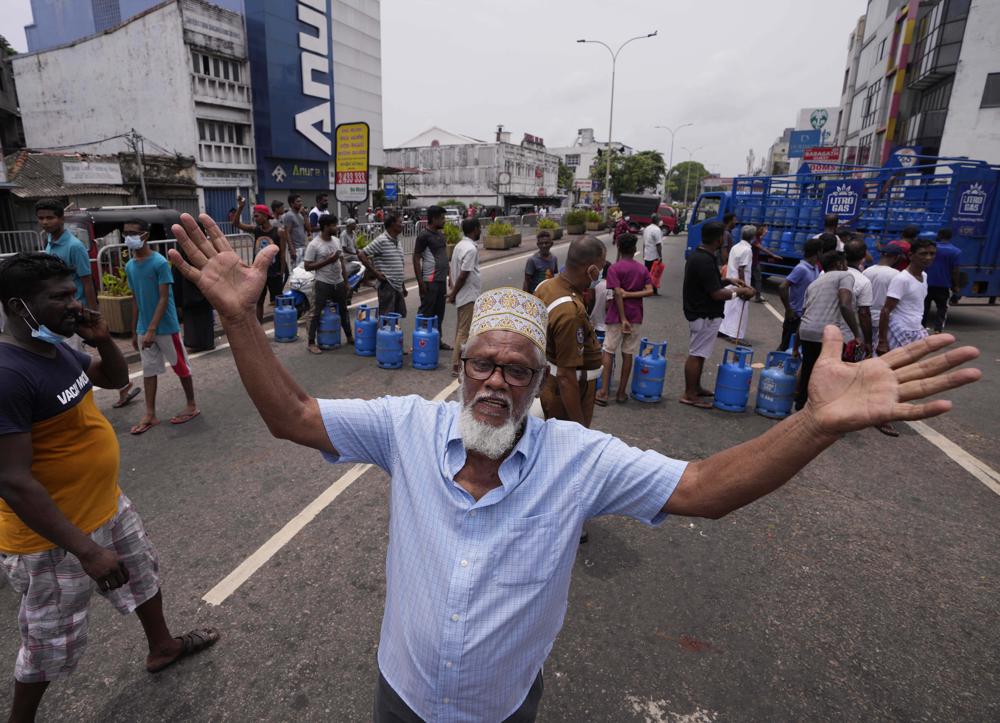 Pro-government supporters attack protesters in Sri Lanka