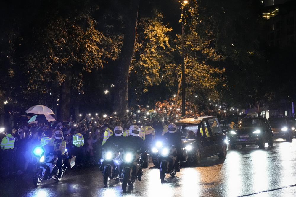 Thousands come for last glimpse of queen