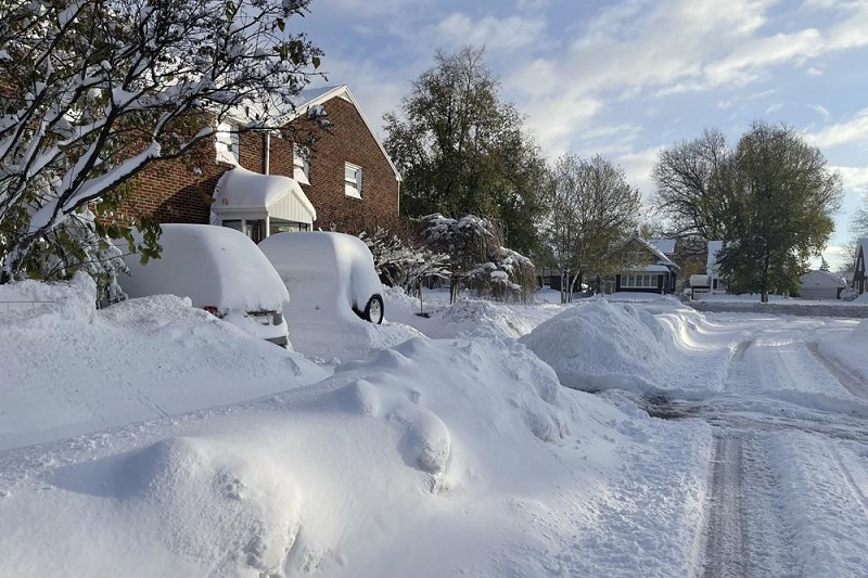 Massive snowfall buries cars, keeps falling in NY