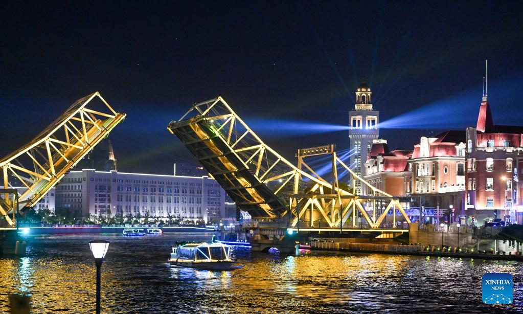 Night scenery of Jiefang Bridge in Tianjin, N China