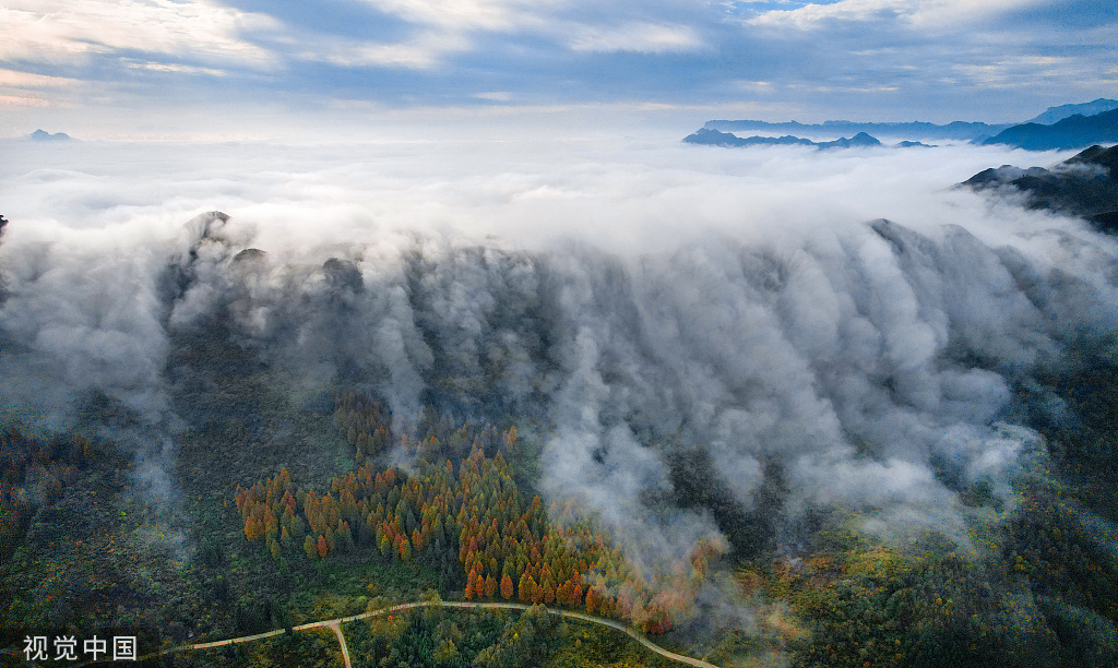 Sea of clouds shrouds mountains in Chongqing