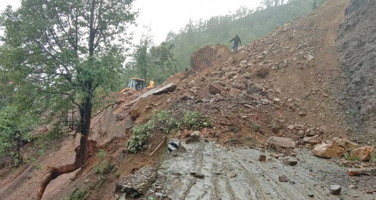 Landslide obstructs Khandbari-Kimathanka Road