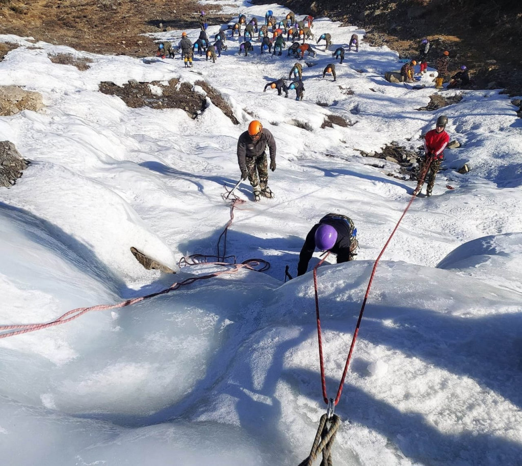 Army mountain clearing team in Annapurna