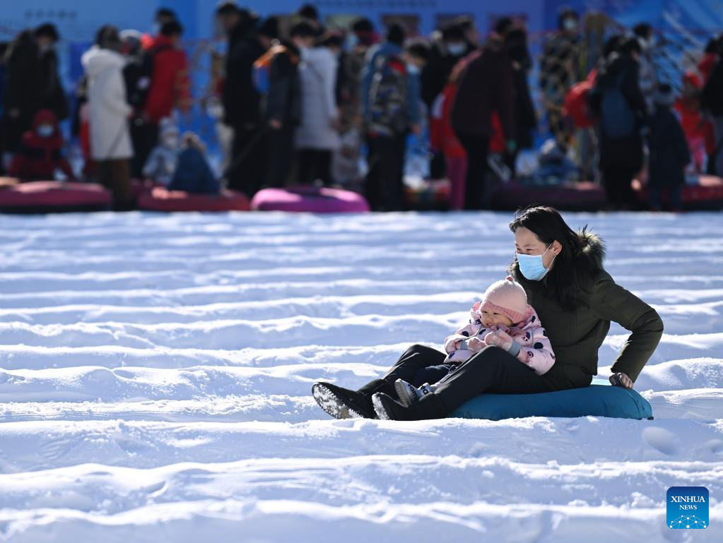 People enjoy holidays at snow carnival in Beijing