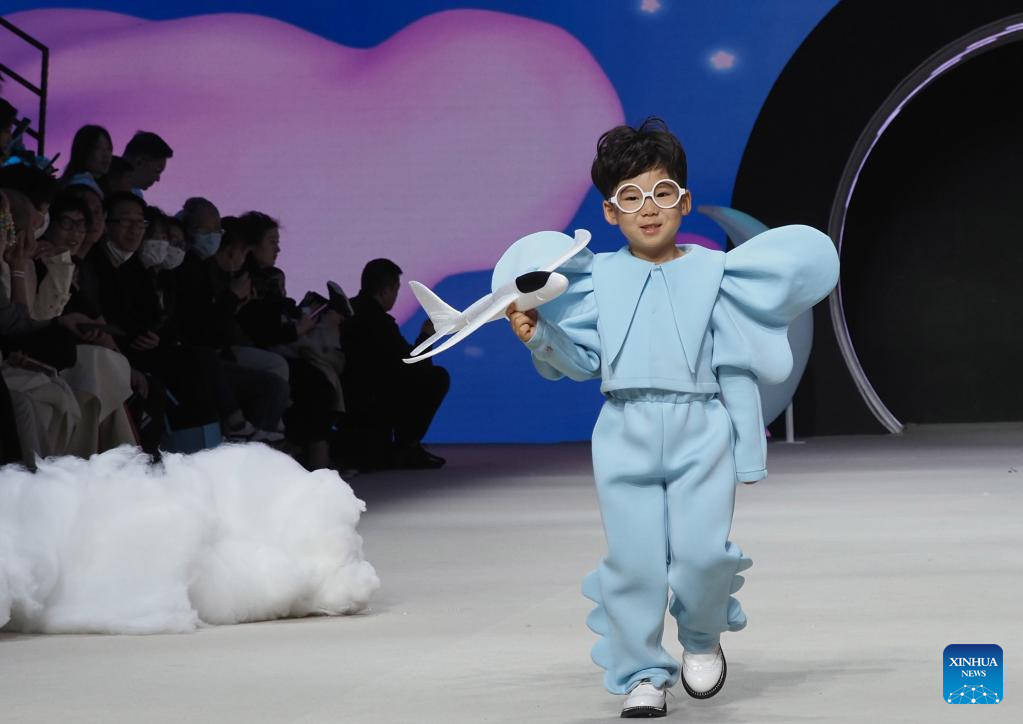 Young models in Shanghai Fashion Week