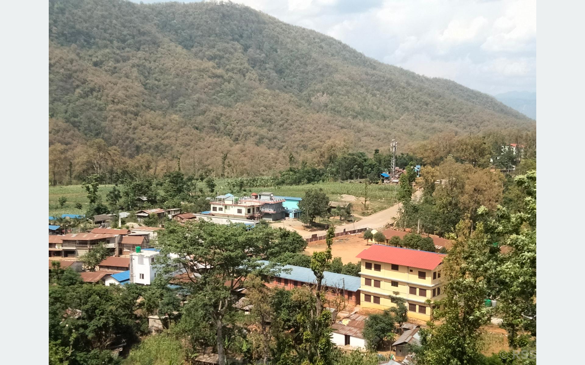 Residents of Dhodeni running the Lahara river for drinking water