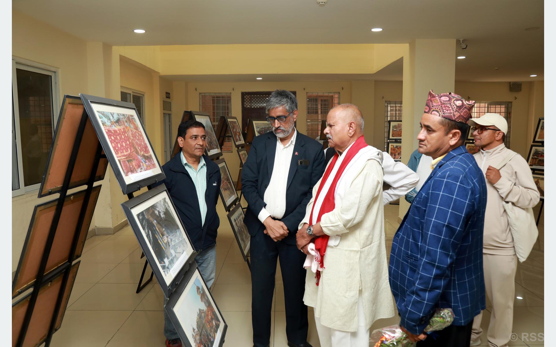 Former President Dr Yadav visits RSS photo exhibition