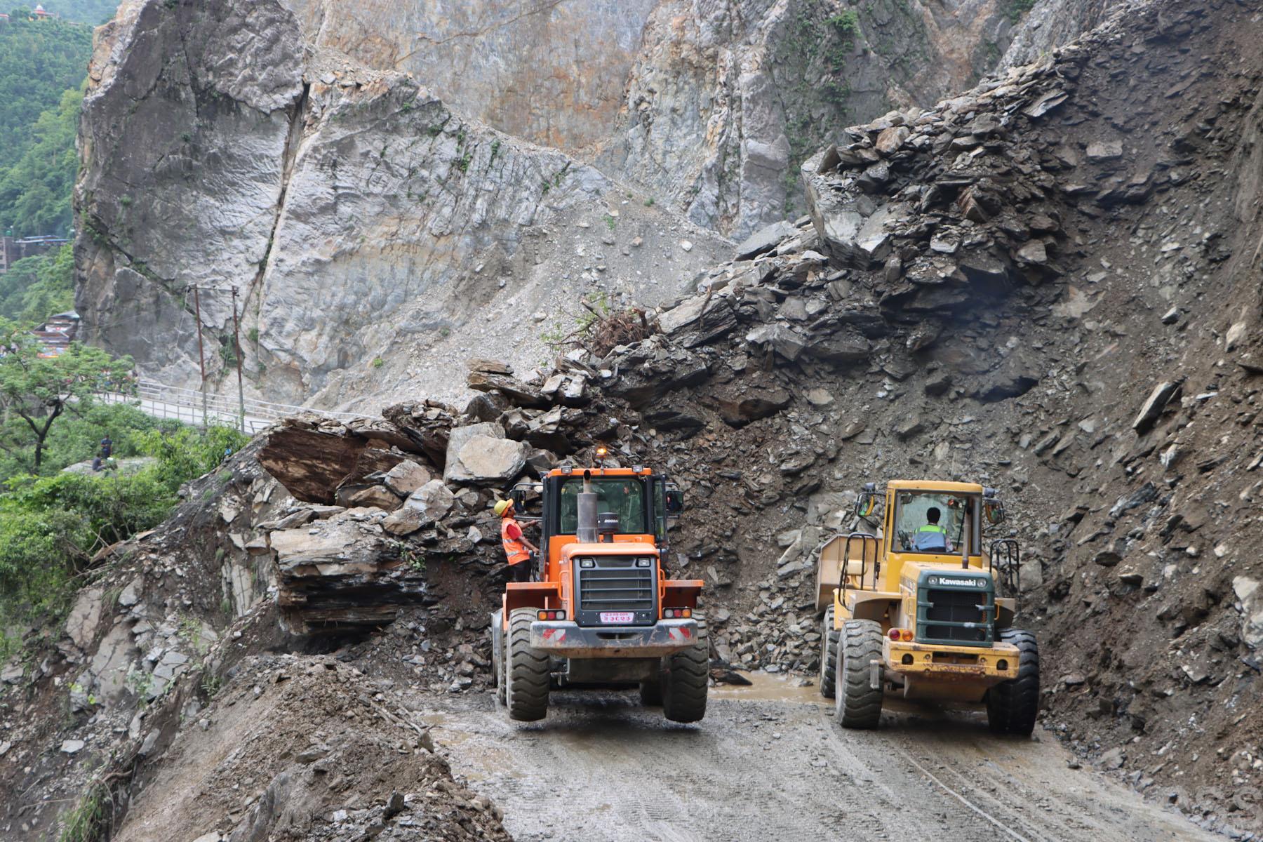 Landslide obstructs Narayangadh-Muglin roadway