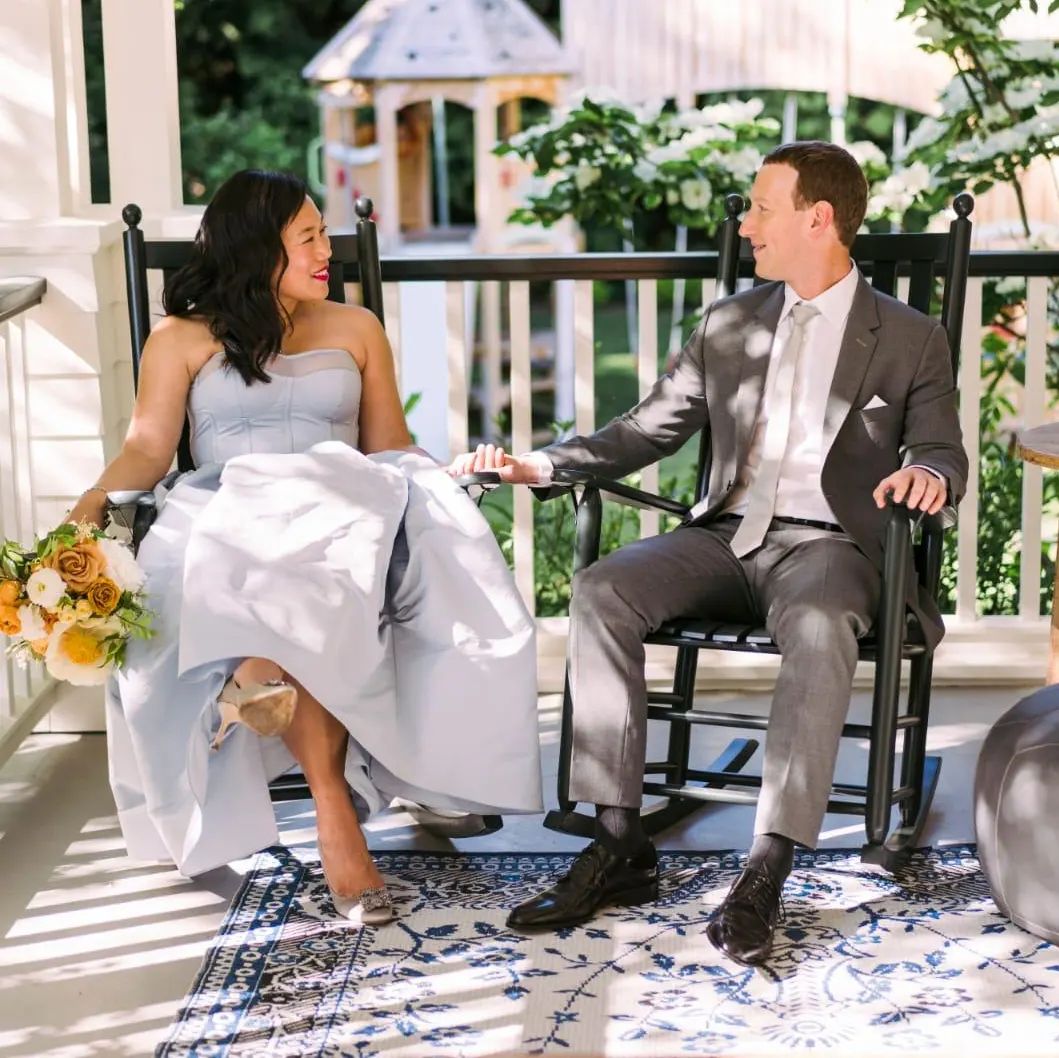 Mark Zuckerberg recreates wedding picture with wife