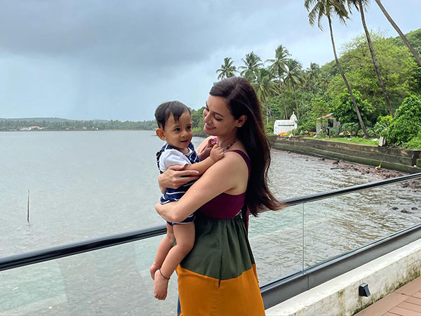 Dia Mirza drops adorable picture with baby