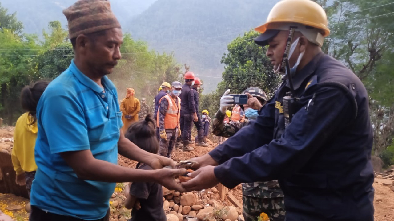 Cash relief distributed to families of quake victims