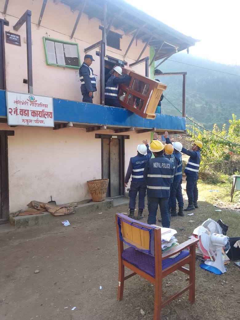 A few glimpses of the police deployed for earthquake relief