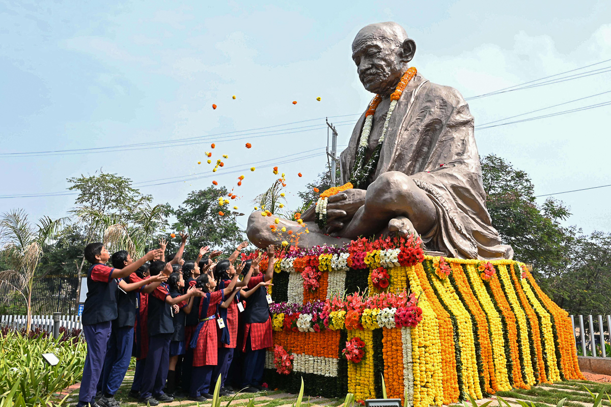 India pays tribute to Gandhi on death anniversary