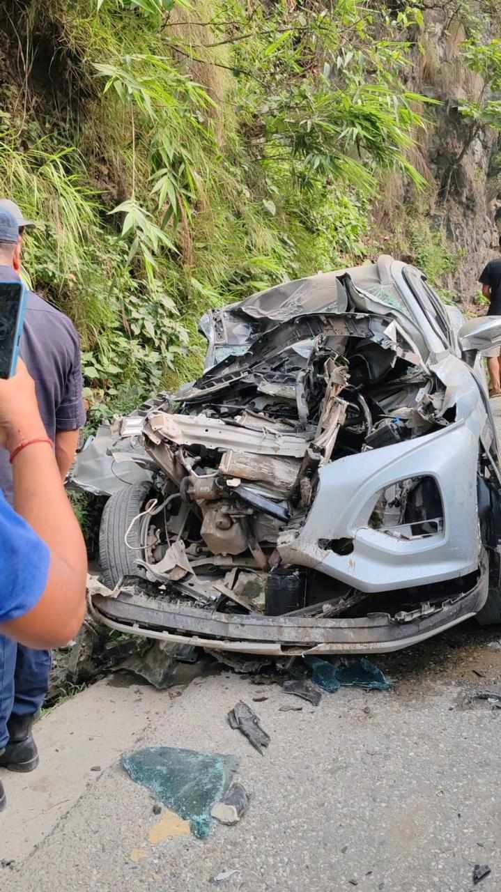 20 injured as two vehicles collide head-on