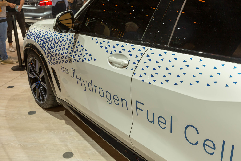 Report on hydrogen fuel presented to Energy Minister