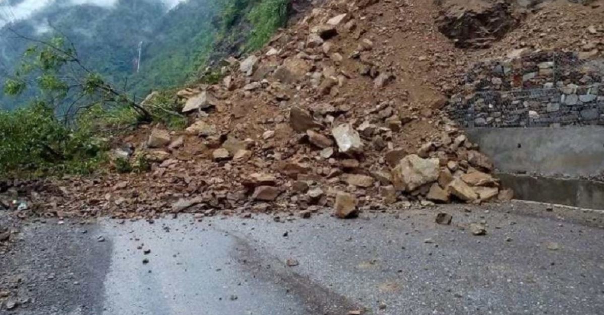 Dry landslide obstructs Prithvi highway