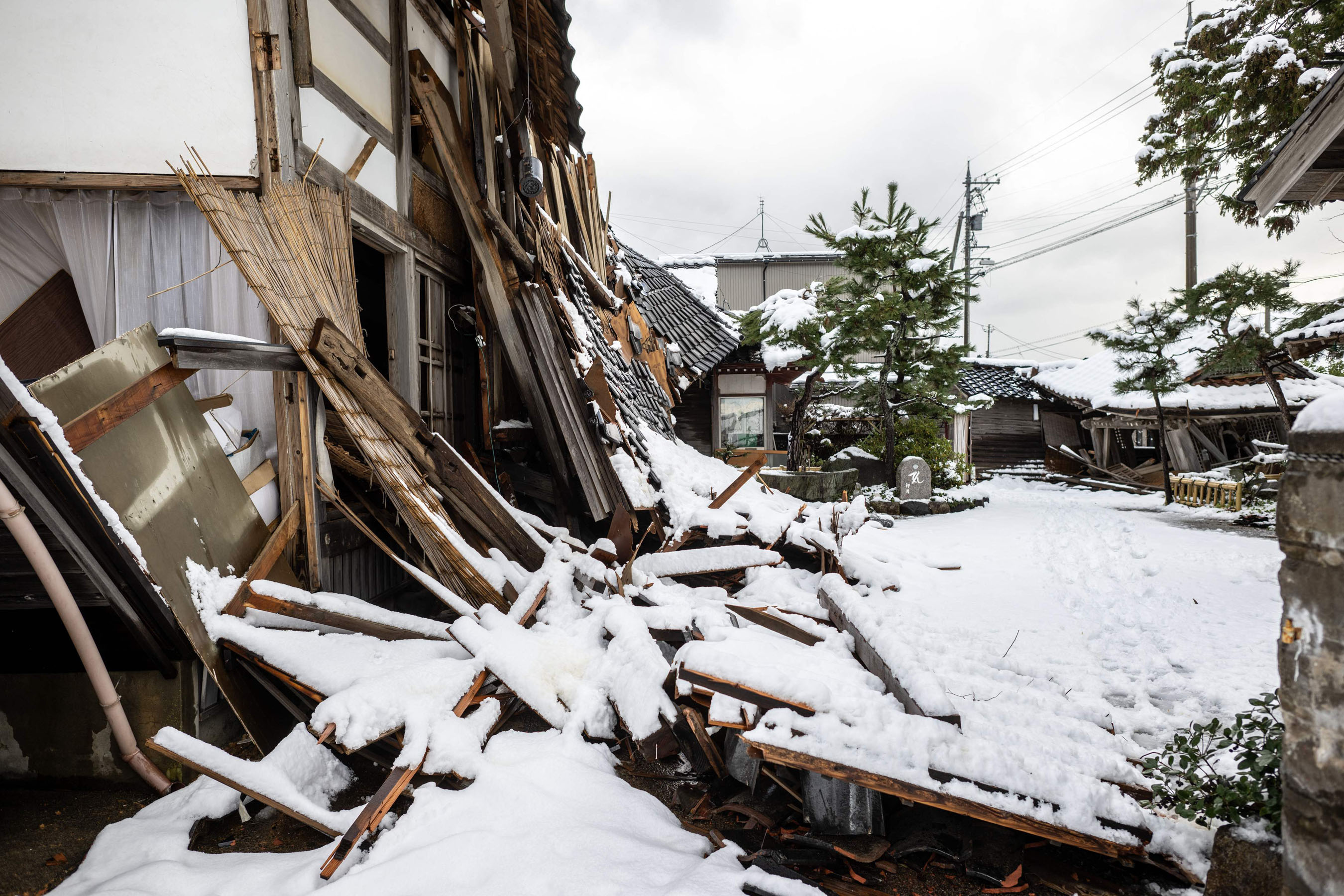 Japan quake toll hits 161 as snow hampers relief