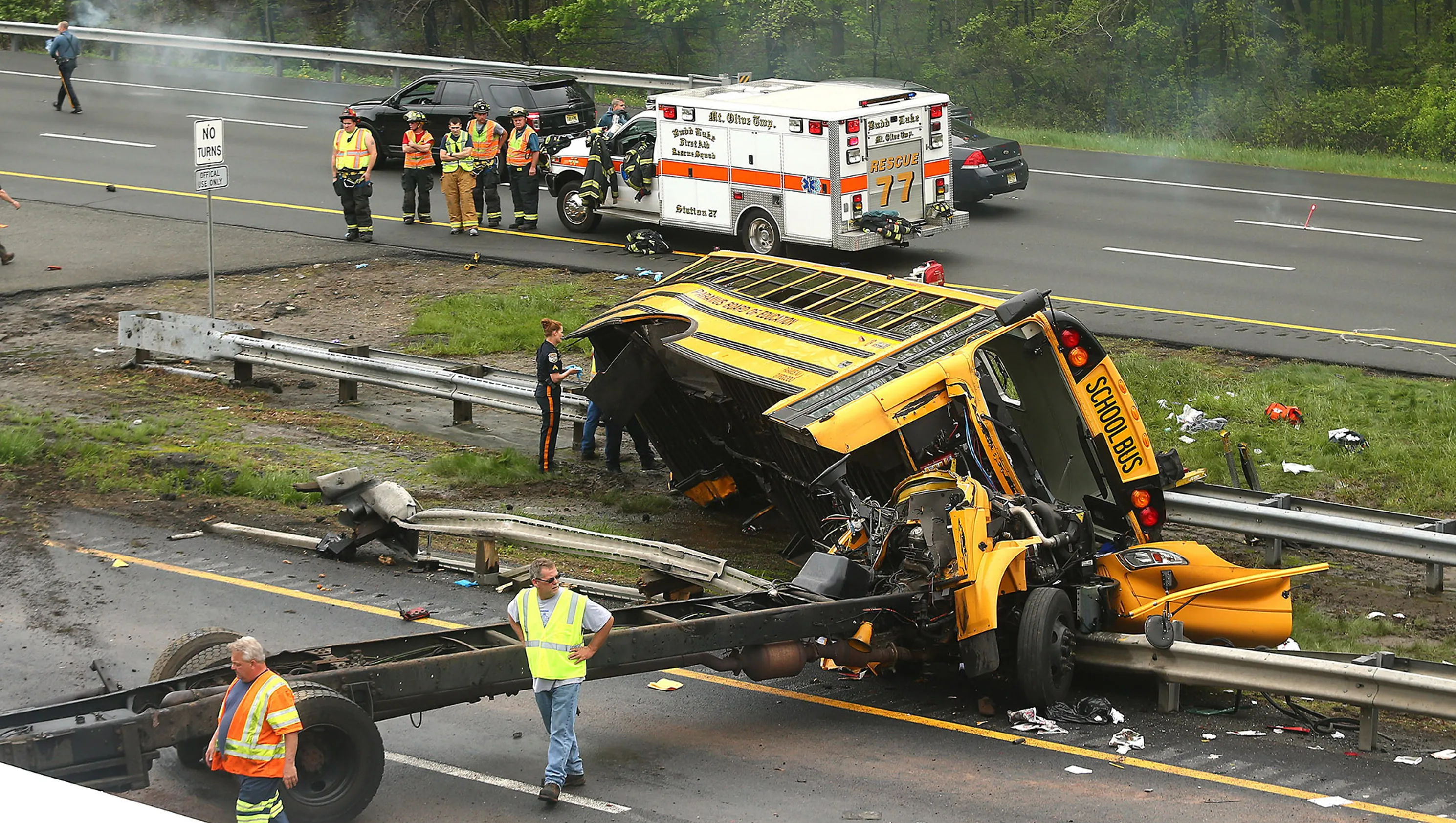 16 people killed in Mexico bus crash