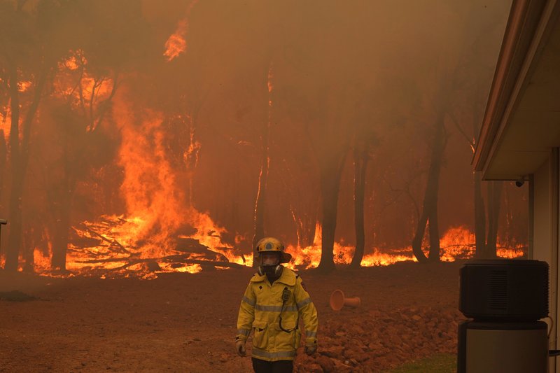 Wildfire in west Australia burns more homes in dry wind